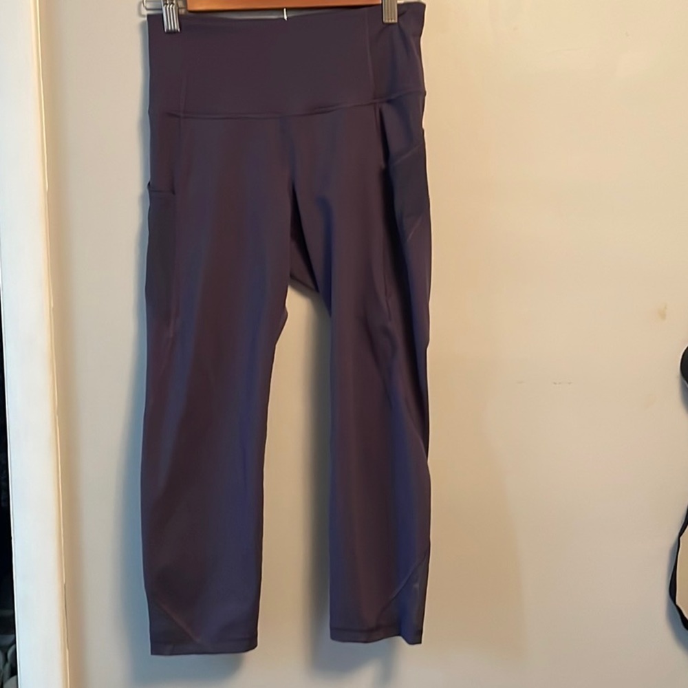 Dark Blue/Purple Capri Old Navy Active Leggings. Size M.